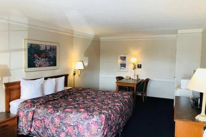 Room 21 of 34