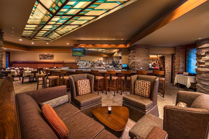 Lounge 19 of 38