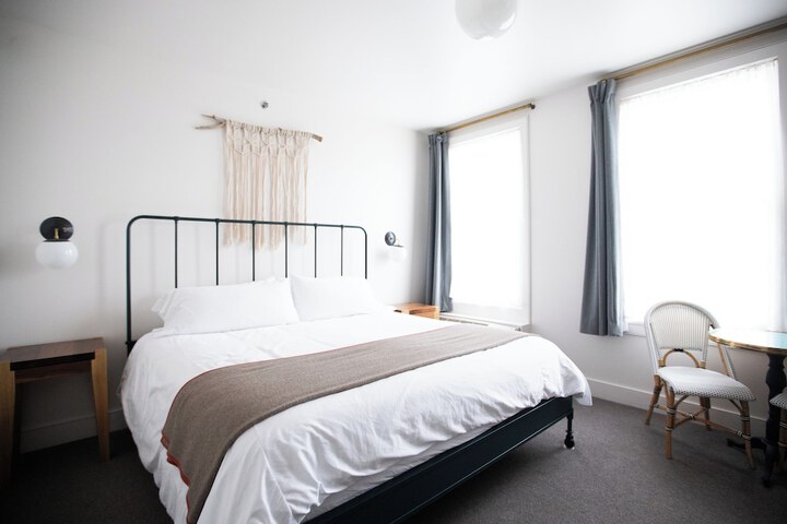 Room 32 of 86