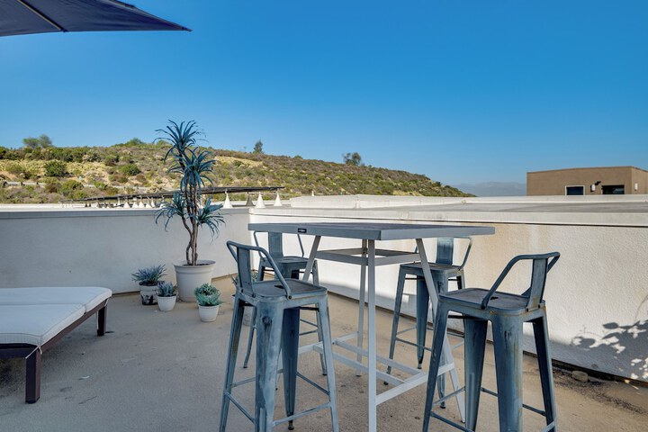 12 Mi to Dtla! Multi-level Charmer w / Pool Access
