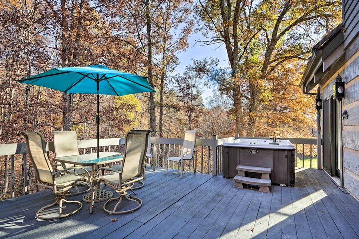 Luxe Dog-friendly Cabin w / Hot Tub & Game Room