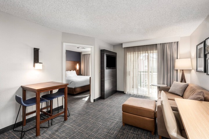 Room 10 of 27