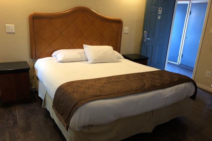 Room 5 of 9