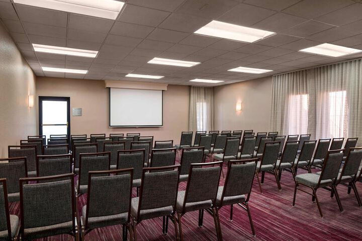 Ballroom/Hall 27 of 34