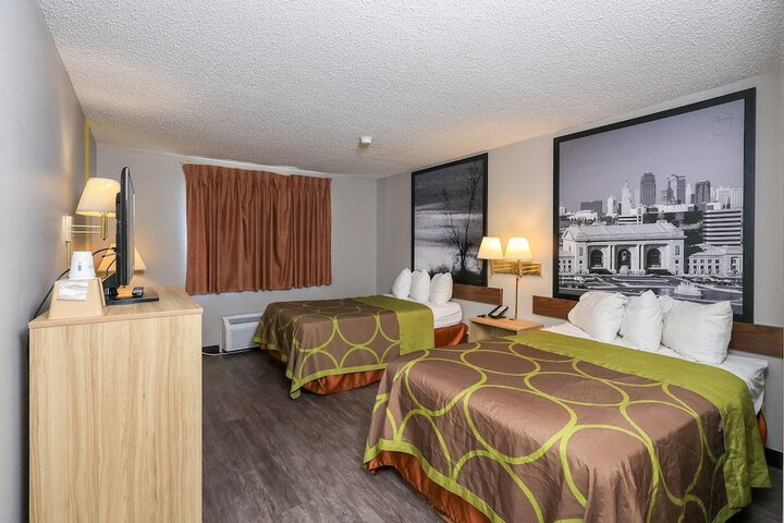 Super 8 by Wyndham Smithville / Kansas City
