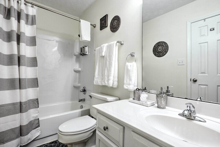 Modern Townhome w / Deck & Golf Course Views!