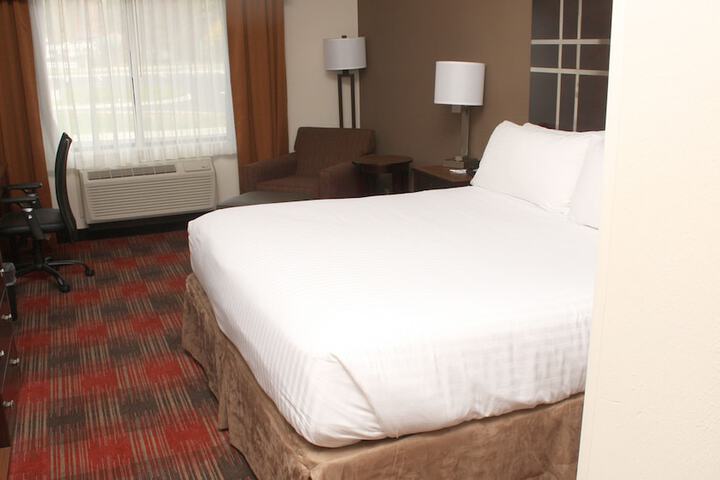 Holiday Inn Express & Suites Cumberland - La Vale by IHG