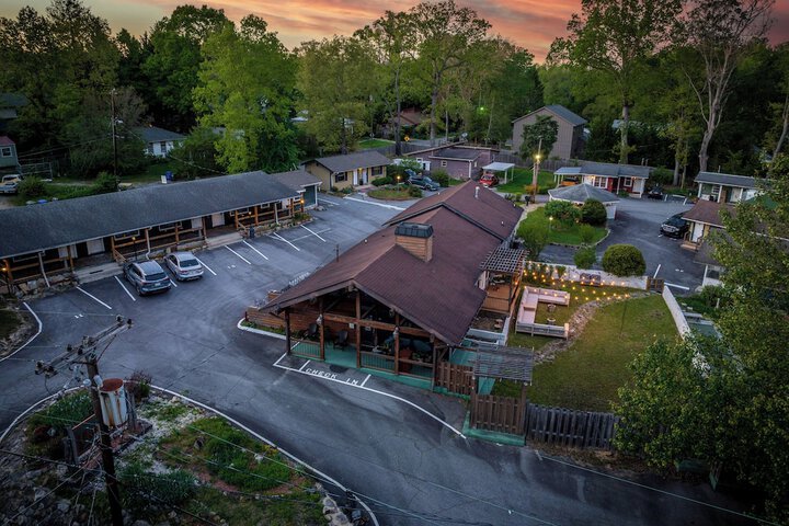 CedarWood Inn