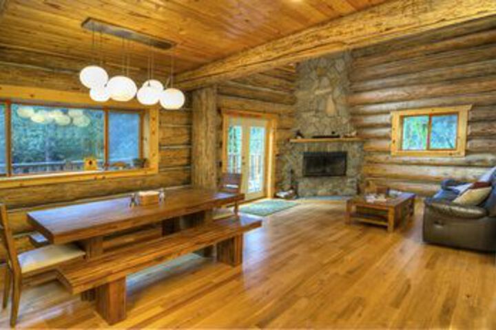 Tall Timbers Lodge Cabin with Hot Tub