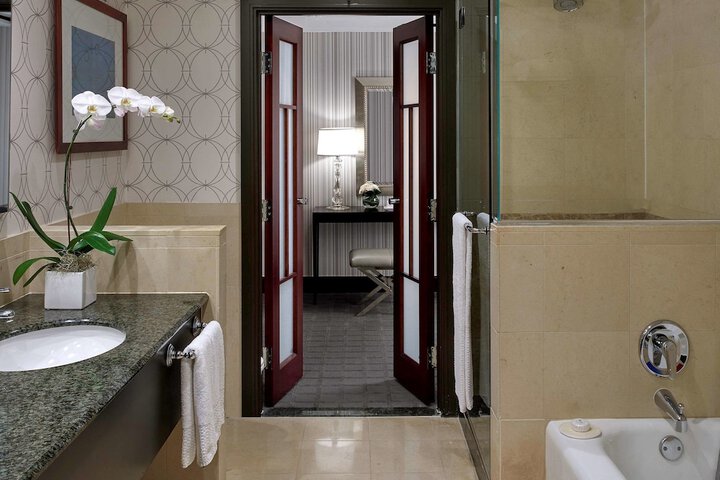 Room 34 of 107