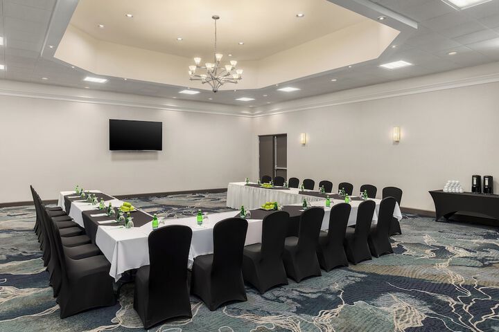 Holiday Inn Oakville Centre by IHG