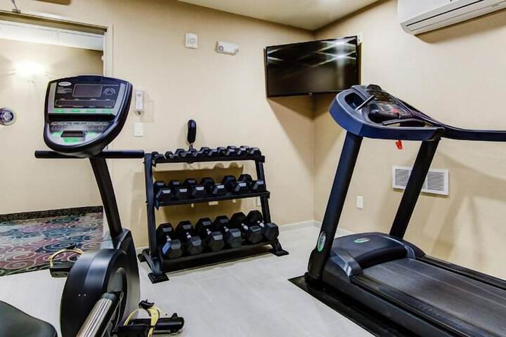 Castle Rock Inn & Suites