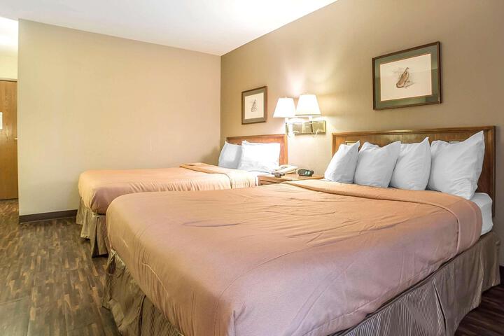 Econo Lodge Inn & Suites