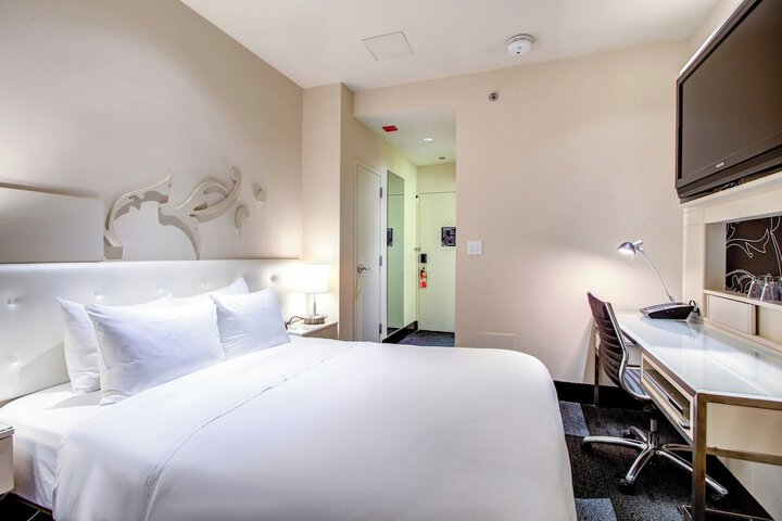 Room 33 of 112