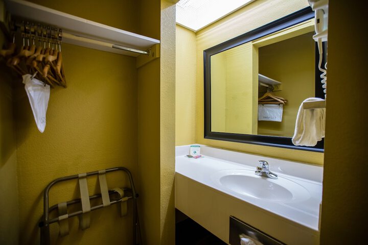Room 35 of 79