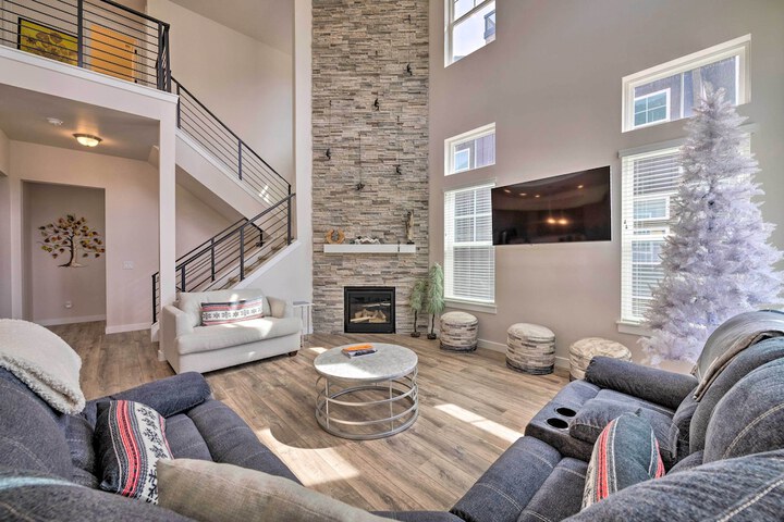 Inviting Hideout Townhome w / Balcony & Lake Views!