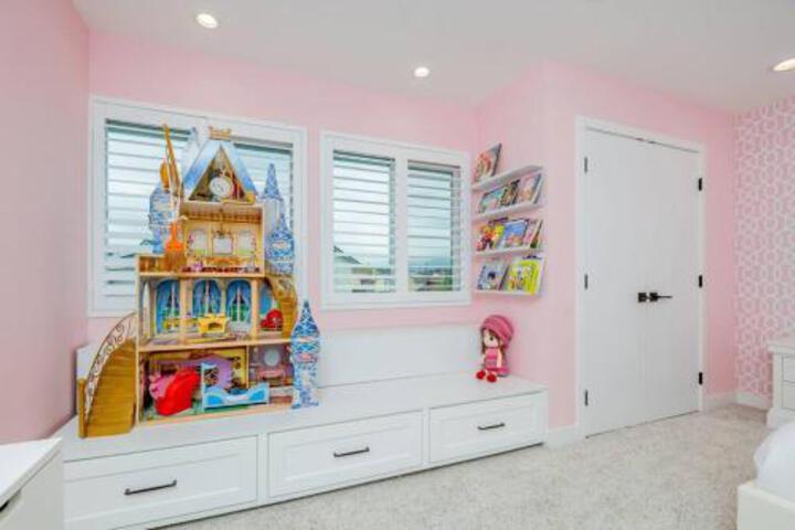 Luxurious 5B4B Home with Pool and View