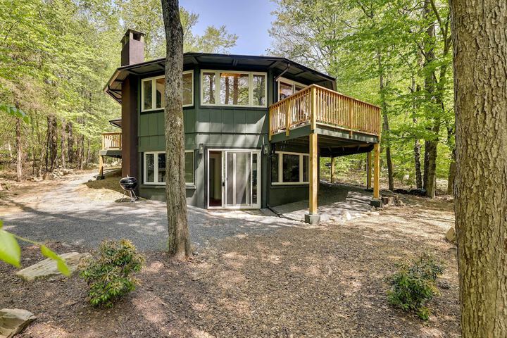 Private Deck & Grill: Pocono Pines Retreat!