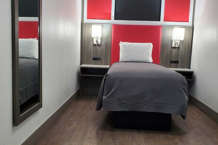 Room 7 of 25