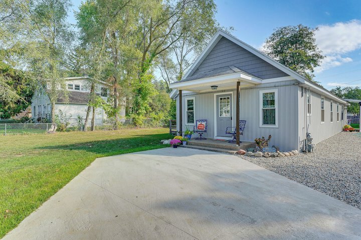 Wayland Retreat w / Deck: Walk to Downtown!