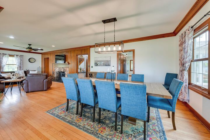 Pistakee Lake Estate w / Boat Dock & Hot Tub!