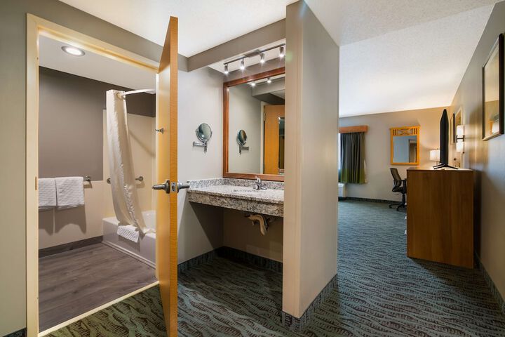 Best Western Plus Executive Court Inn & Conference Center
