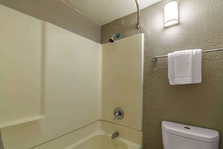 Room 11 of 28