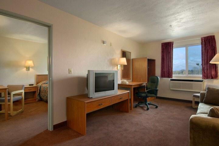 Super 8 by Wyndham Bellingham Airport / Ferndale