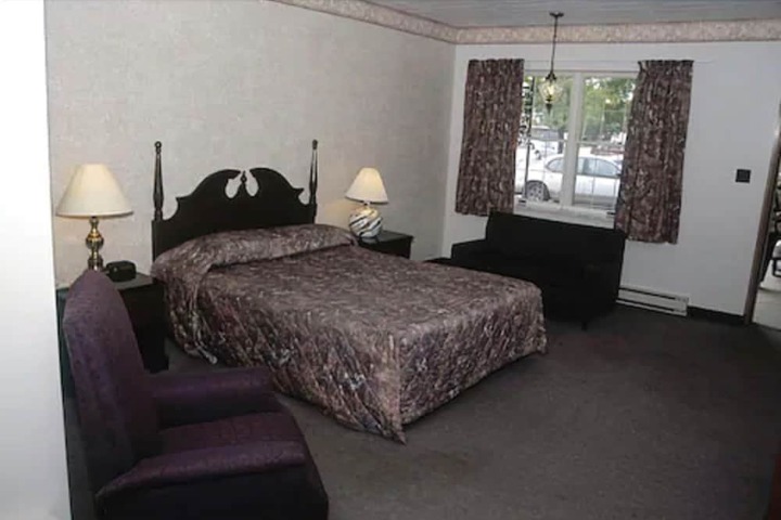 Room 8 of 16