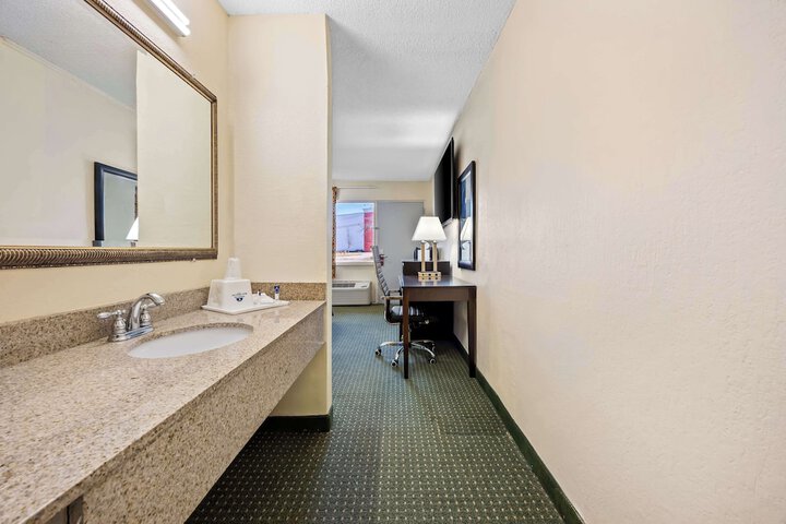 Room 18 of 34