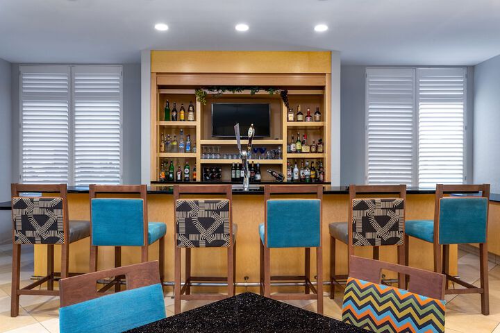 Lounge 36 of 39