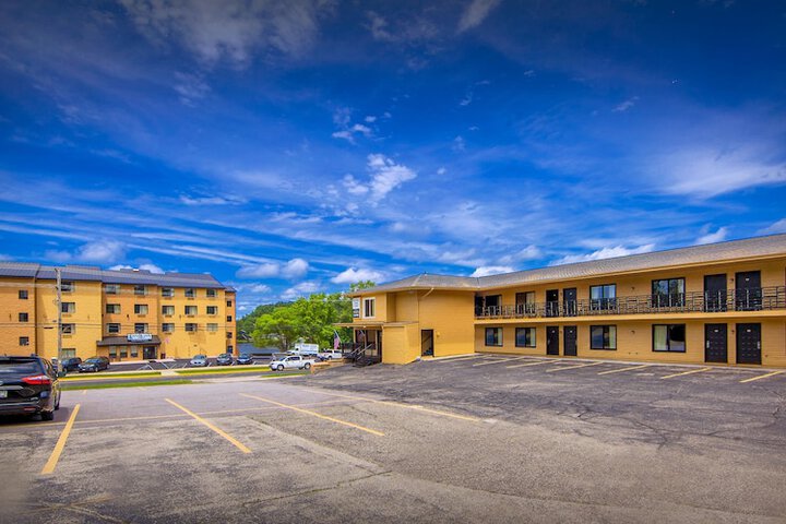 Natura Vue Resort & Boathouse