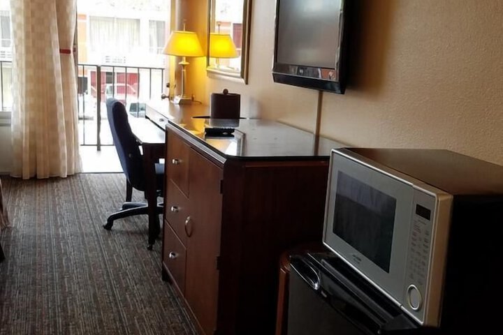 Room 5 of 10
