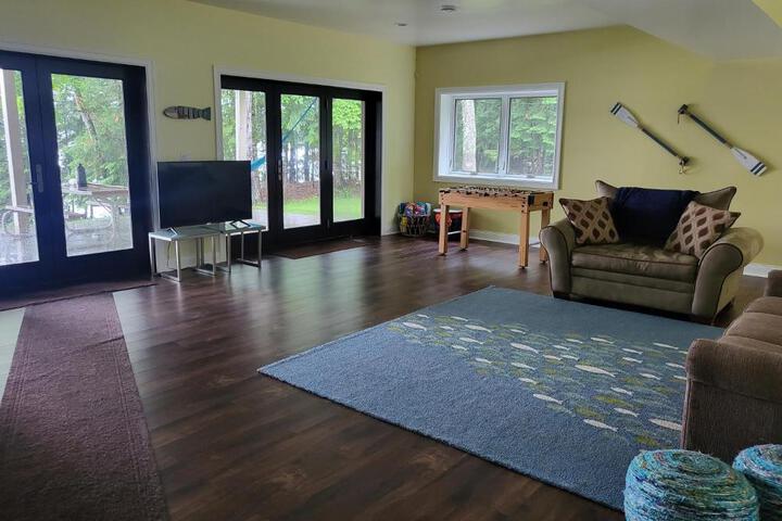 Crescent Lakehouse - Surf Ski and Serenity