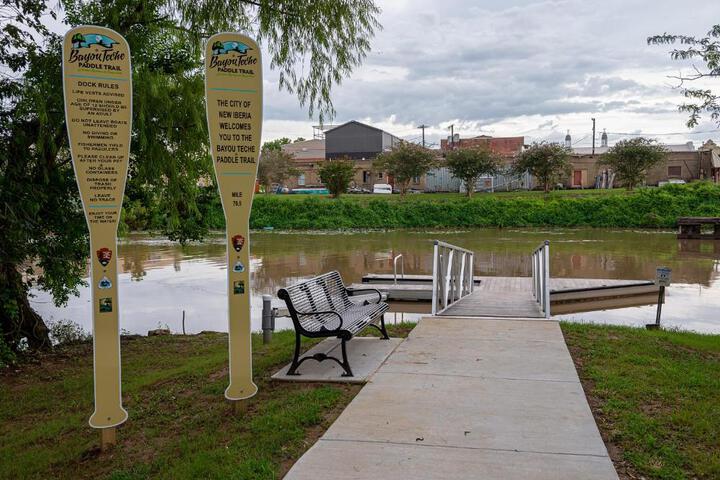 Chateau Royale Pet Friendly, on Bayou, Downtown!