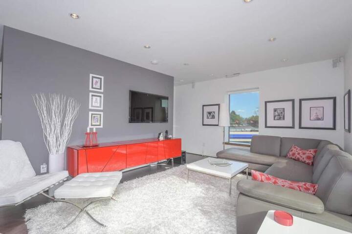 Large eclectic 1 BR above restaurant 15min to PDX