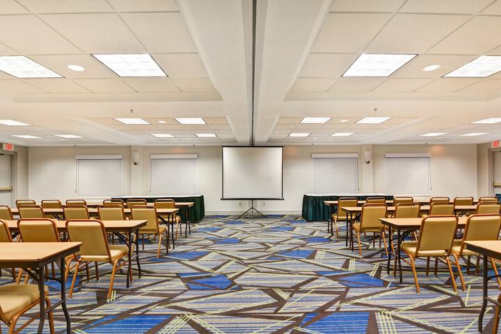 Holiday Inn Express & Suites New Berlin by IHG