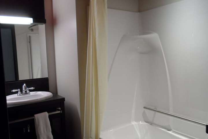 Room 32 of 69