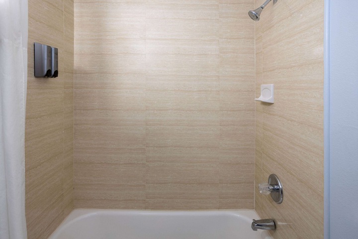 Days Inn by Wyndham Queensbury / Lake George