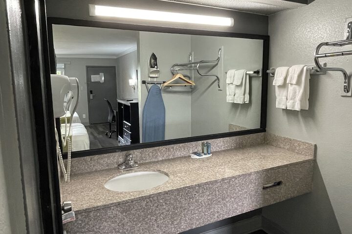 Room 4 of 10