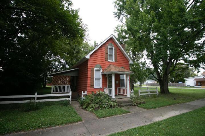 Downtown 2 Bedroom Cottage Sleeps 6, Walking Distance to Honeywell, Downtown Restaurants, Shopping