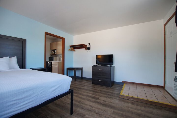 Snyders Shoreline Inn