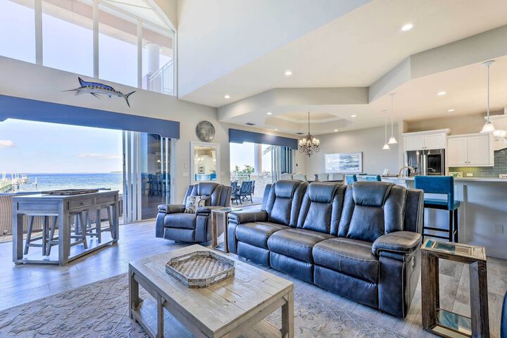 Apollo Beach House w / Private Pool + Hot Tub