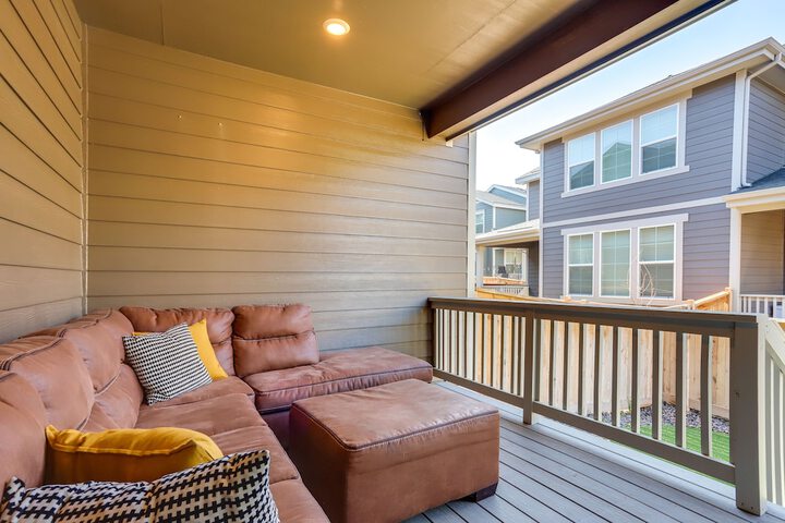 9 Mi to Airport: Commerce City Townhome w / Deck