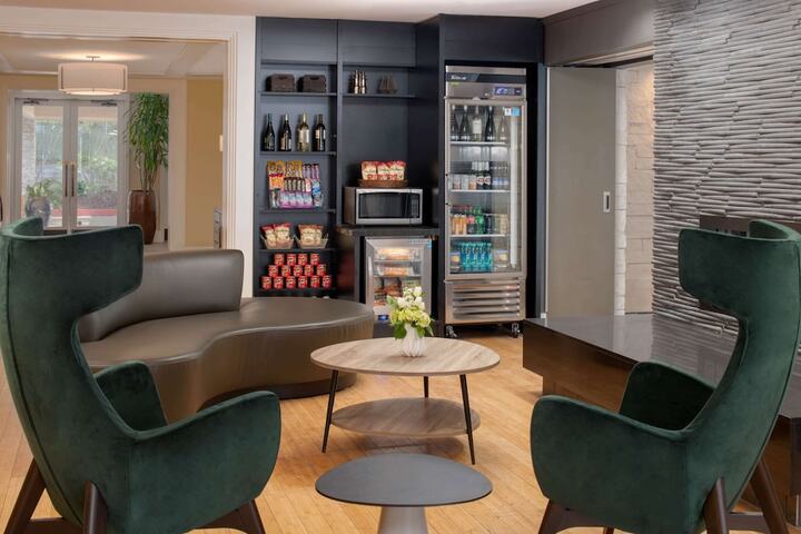 Lounge 60 of 64