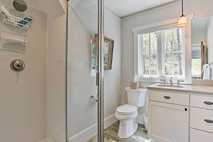 Enchanting Tryon Home w / Hot Tub 14 Mi to Tiec!