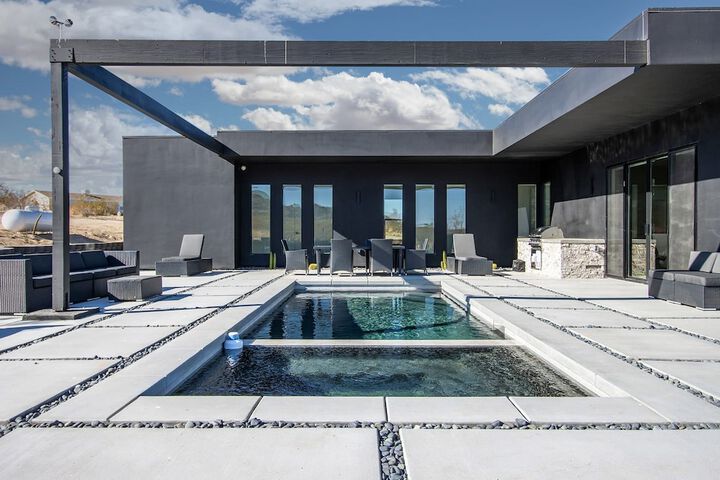 Luxe Modern Escape w Pool Hot Tub Firepit Desert View Lassen by Avantstay