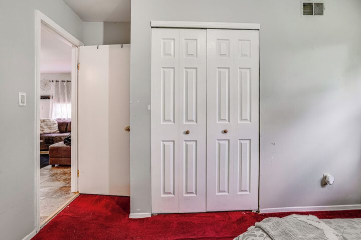 8 Mi to Long Beach: Cozy Apt w / Fenced Yard!