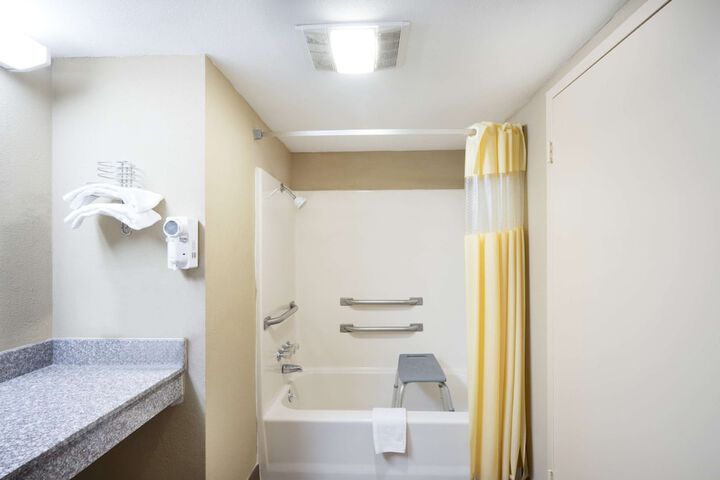 Room 10 of 14