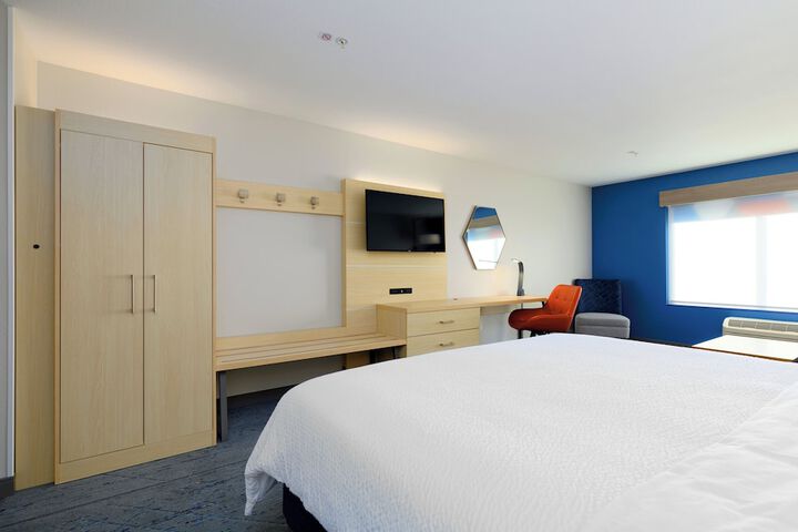 Holiday Inn Express & Suites Medford by IHG